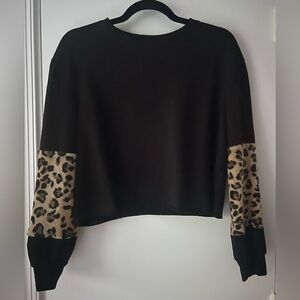 Cropped lightweight sweatshirt with leopard sleeves, size S